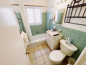 Shower, hair dryer, towels - Charming Deluxe King Apt, Free Parking & Pool - -Walk to Beach! (Lauderdale by the sea)