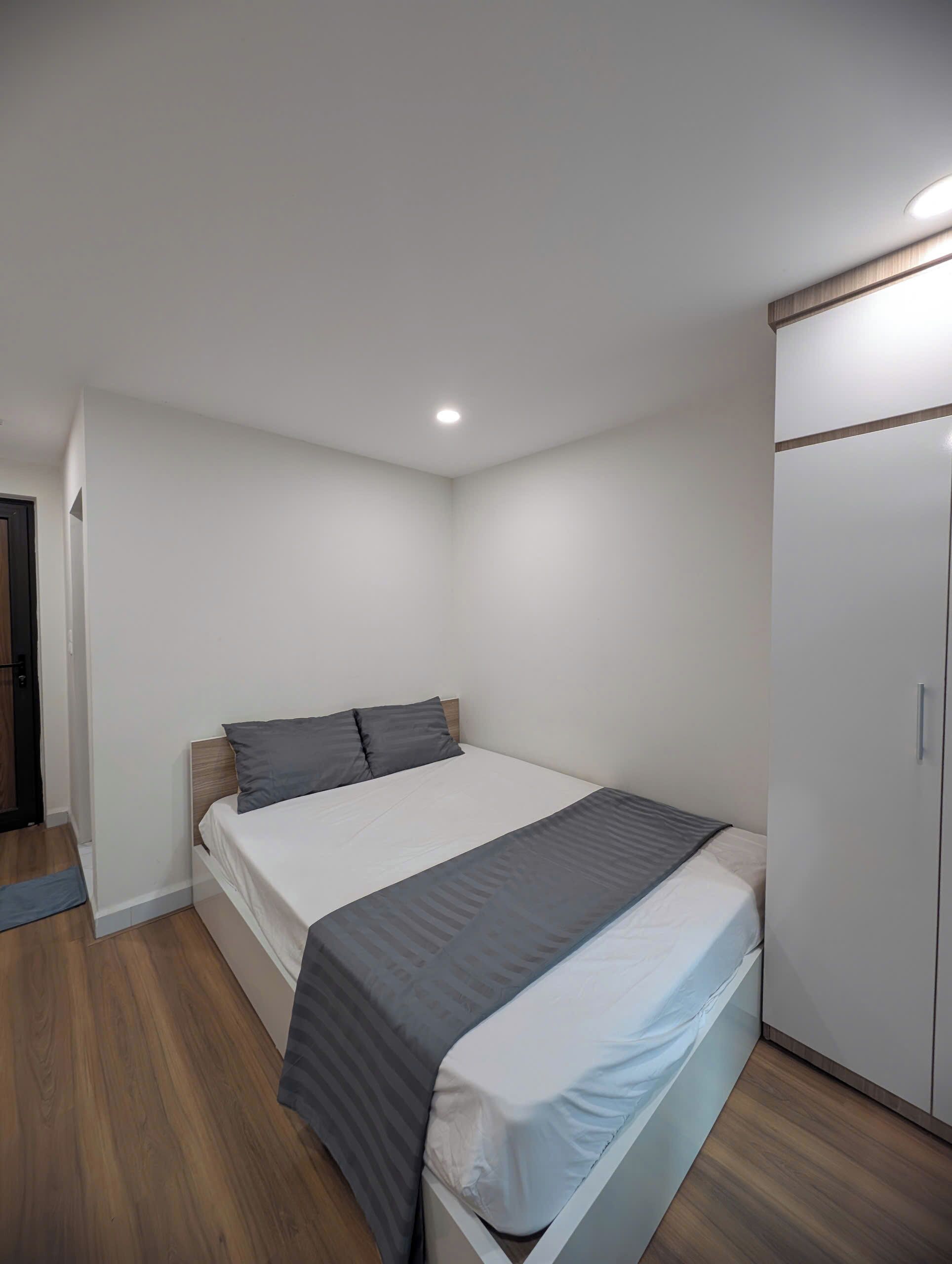 Ein Schlafzimmer mit einem Bett, einem Kleiderschrank und einer Tür.
