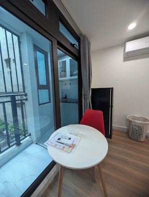 Appartement de base | Minibar, bureau, système d’insonorisation, accès au Wi-Fi (inclus)