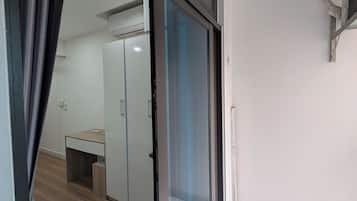Deluxe Stüdyo Süit, Balkon, Şehir Manzaralı | 1 yatak odası, minibar, masa, ücretsiz kablosuz İnternet