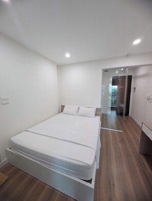 Suite studio Deluxe, balcon, vue sur la ville | Minibar, bureau, système d’insonorisation, accès au Wi-Fi (inclus)