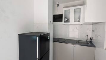 Deluxe Studio Suite, Balcony, City View | Minibar, desk, soundproofing, free WiFi