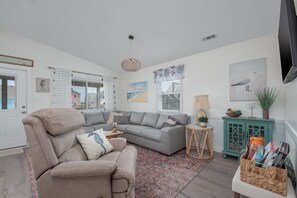 TV, DVD player - 5397- Happy Ours, Oceanside |Nags Head | Sleeps 6 (Nags Head)