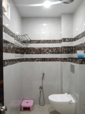 Ducha, artículos de tocador gratuitos, toallas, jabón