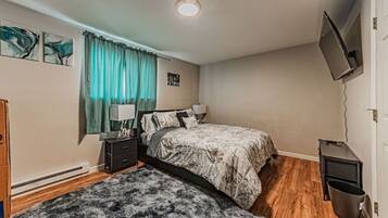 1 dormitorio, escritorio, tabla de planchar con plancha y wifi