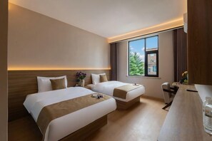 A hotel room with two beds, a desk, and a large window. - Lanyi E-sports Hotel (Lijiang Ancient City) (Lijiang)