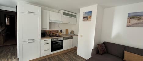 Frigorifero, forno, piano cottura, lavastoviglie