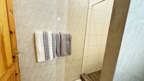 Dusj, hårføner, håndklær og såpe