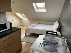 1 habitación, wifi y ropa de cama