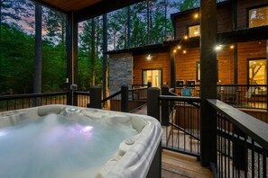 Property grounds - "Escape to a 4-Bedroom Cabin w/ Hot Tub, Firepit, Cornhole & Relaxing Getaway Vibes" (Broken Bow)