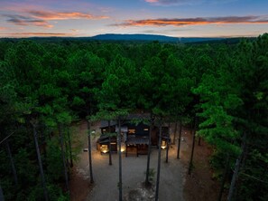 Property grounds - 4 BR W/ Hot Tub, Firepit, Cornhole, Frisby Golf, EV Outlet (Broken Bow)