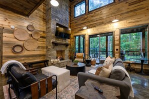 Smart TV, fireplace, table football - 4 BR W/ Hot Tub, Firepit, Cornhole, Frisby Golf, EV Outlet (Broken Bow)