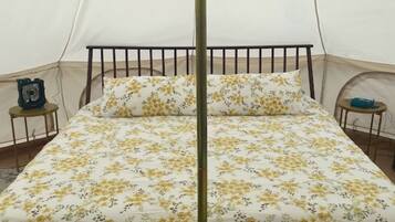 1 bedroom, bed sheets
