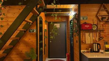 70-吋電視,提供衛星頻道