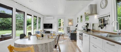 Kjøleskap, mikrobølgeovn, ovn og oppvaskmaskin