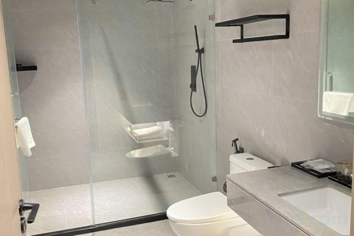 Shower, hair dryer, slippers, bidet