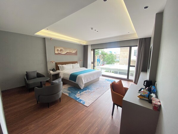 Comfort Suite, Balcony, City View
