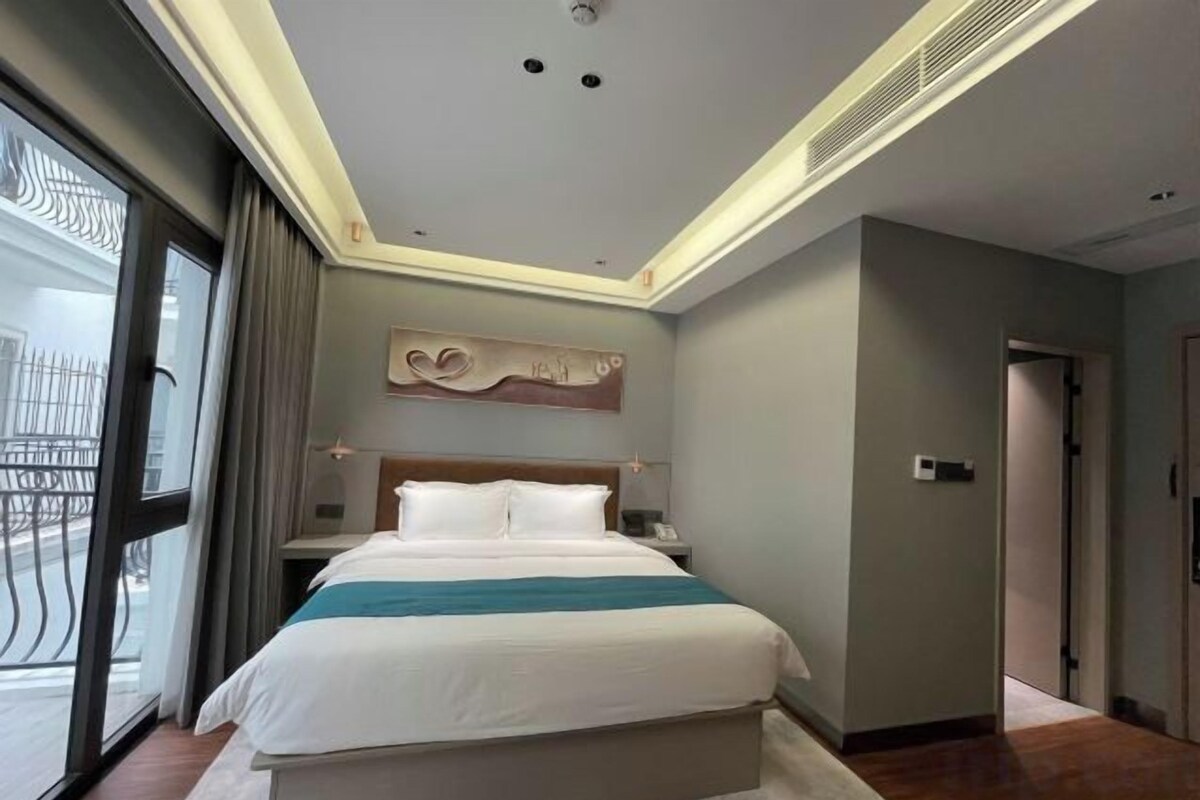 In-room safe, desk, soundproofing, free WiFi