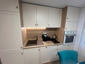 Microondas, horno, placa de cocina y lavavajillas