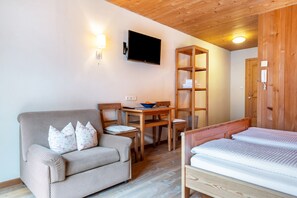 1 bedroom, free WiFi, bed sheets - Room 'Naturidyll Mitterbach 11' with Mountain View, Shared Garden and Wi-Fi (Weißenbach/Ahrntal)
