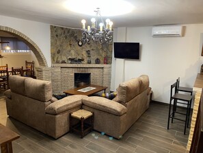TV, fireplace, table tennis - Country House 'Casa Rural Sevilla' with Mountain View, Wi-Fi and Air Conditioning (Guillena)