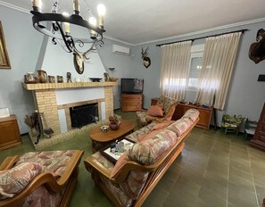 TV, fireplace, table tennis - Country House 'Casa Rural Sevilla' with Mountain View, Wi-Fi and Air Conditioning (Guillena)