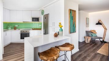 Kylskåp, mikrovågsugn, ugn och spishäll