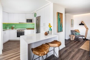 Kylskåp, mikrovågsugn, ugn och spishäll