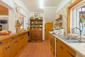 Fridge, microwave, oven, stovetop - Country House 'Alquimia, Alchemy, Alchimie' with Private Pool, Terrace & Wi-Fi (São Luís)