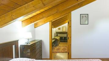 4 bedrooms, iron/ironing board, free WiFi, bed sheets