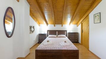 4 bedrooms, iron/ironing board, free WiFi, bed sheets