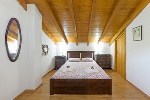 4 bedrooms, iron/ironing board, free WiFi, bed sheets