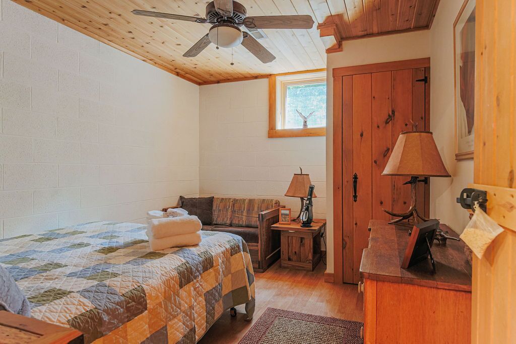 3 bedrooms, desk, WiFi (free), bed sheets