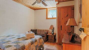 3 bedrooms, desk, WiFi (free), bed sheets