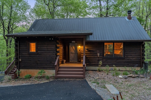 Bear Tracks Cottage: New Hot Tub + Fire Pit