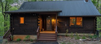 Bear Tracks Cottage: New Hot Tub + Fire Pit