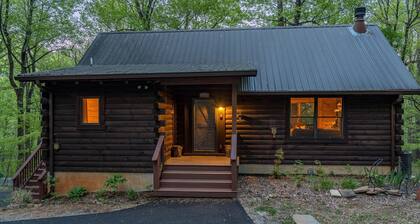 Bear Tracks Cottage: New Hot Tub + Fire Pit