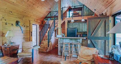 Bear Tracks Cottage: New Hot Tub + Fire Pit