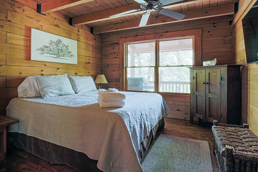 3 bedrooms, desk, WiFi (free), bed sheets