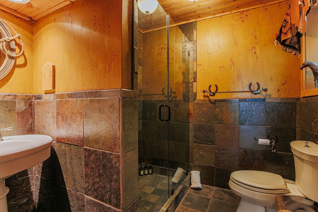 Douche, serviettes fournies, savon, shampooing