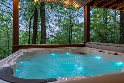 Bear Tracks Cottage: New Hot Tub + Fire Pit