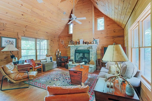 Bear Tracks Cottage: New Hot Tub + Fire Pit