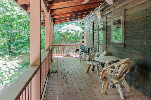 Bear Tracks Cottage: New Hot Tub + Fire Pit