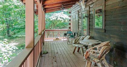 Bear Tracks Cottage: New Hot Tub + Fire Pit