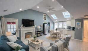 Smart TV, books - ONE Minute walk to BEACH! High end home special! TOP RATED GUEST FAVORITE (Dennis)