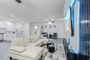 TV, books - 4 bd/2 ba Near AT&T stadium, TX Live! Six Flags, Globe Life (Grand Prairie)