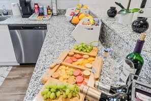Microwave, cookware/dishes/utensils