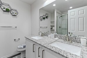 Haartrockner, Handtücher, Seife, Shampoo