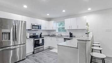 Een microgolfoven, kookgerei, borden en bestek