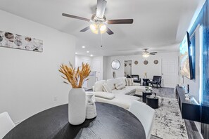 TV, books - 4 bd/2 ba Near AT&T stadium, TX Live! Six Flags, Globe Life (Grand Prairie)